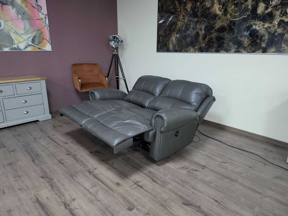 Сив кожен диван двойка с електрически релаксиращ механизъм