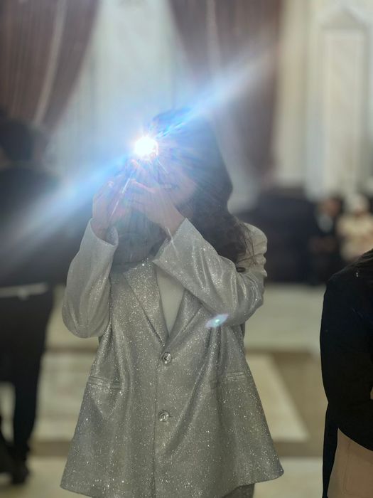 Продаю костюм красный