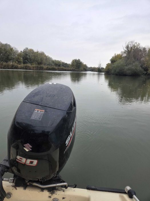 Ambarcațiune cu motor