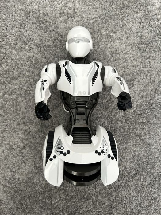Robot cu baterii