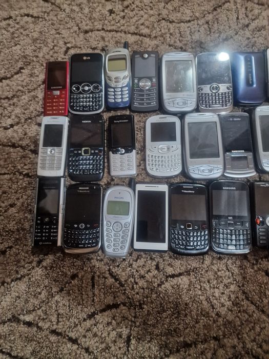 Vand lot telefoane vechi de colectie