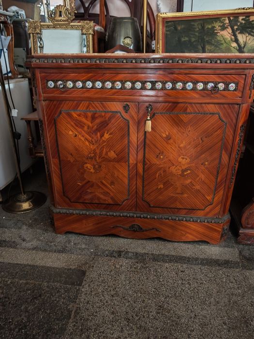 Антикварен бар шкаф