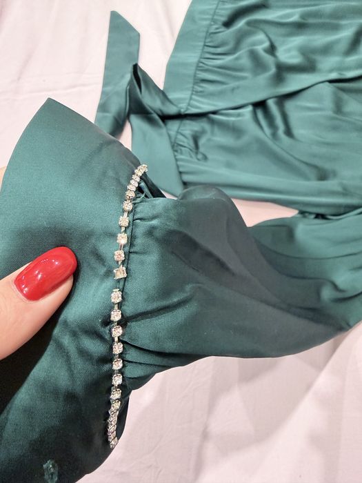 Риза- тъмно зелен цвят