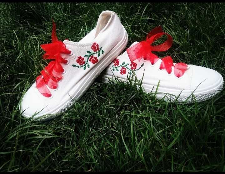 Спортни обувки с ръчна бродерия