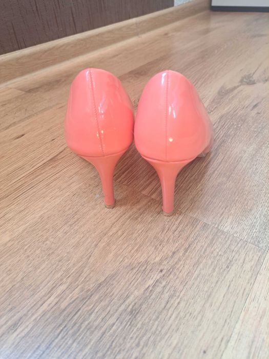 Обувки на ток цвят корал