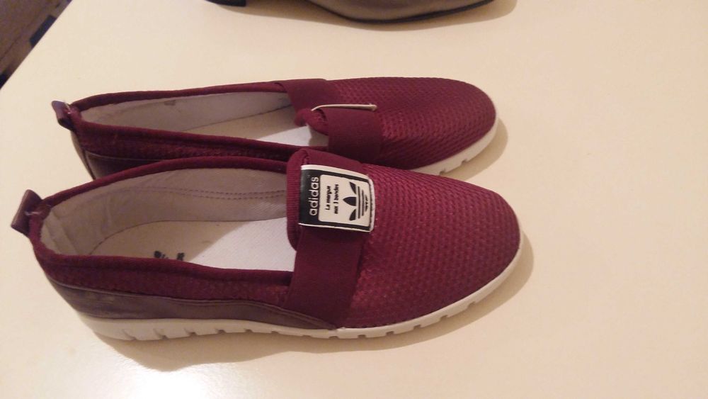 Adidasi vișiniu marca Adidas