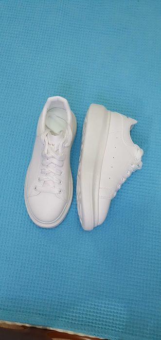 Продам кроссовки женские