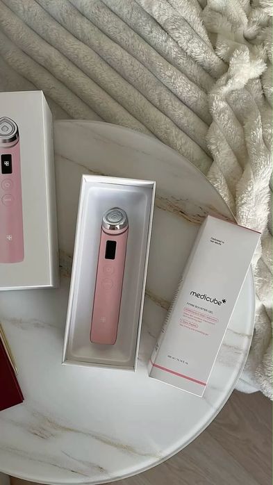 Aparat de masaj cu microcurent Medicube Age R booster pro