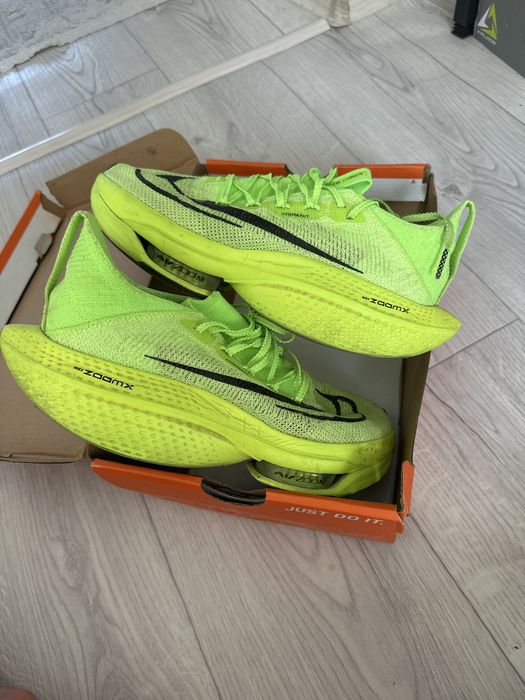Продам беговые кроссовки Nike