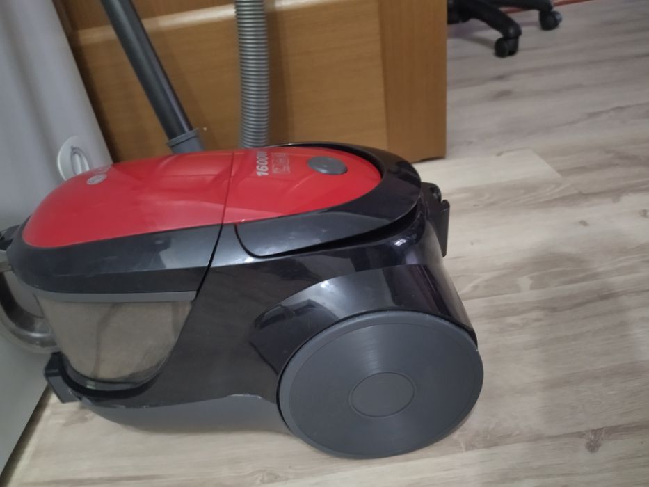 Пылесос  lg красного цвета