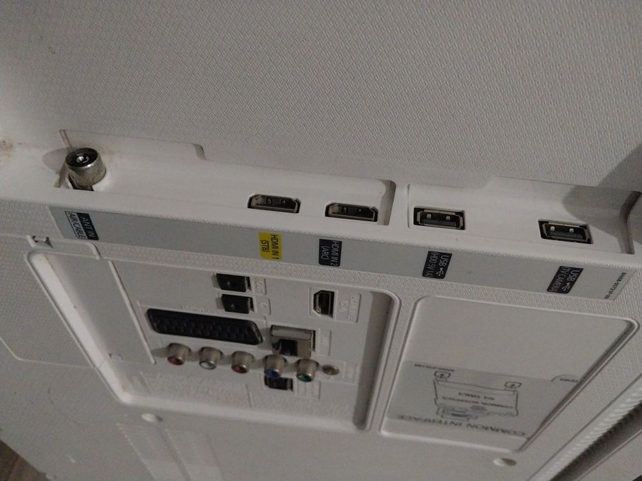 Смарт телевизор Samsung 81см белый. С кронштейном.