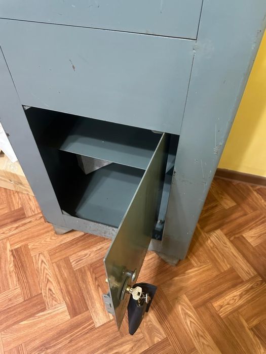 Продается металлический шкаф