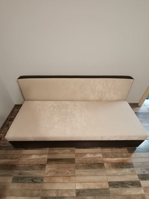 Продавам нов триместен разтегателен диван