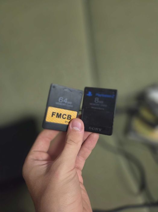 Vând PlayStation 2 Fat modat – 8 jocuri, FreeMCBoot și accesorii