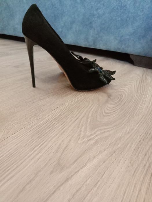 Распродажа! Замшевые туфли с открытым носом  с камнями Swarovski