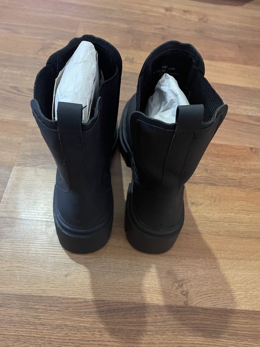 Ghete toamna-iarna Schuh, marimea 40, piele ecologica, pret negociabil