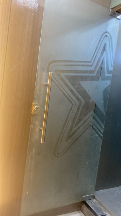 Стекло двер всё целый