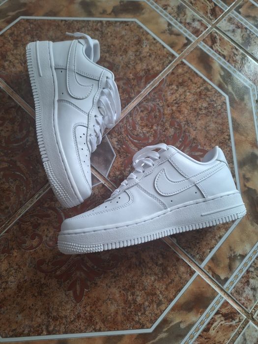 Vând Sneackers Nike Air force1 marimea 36, noi, in cutie