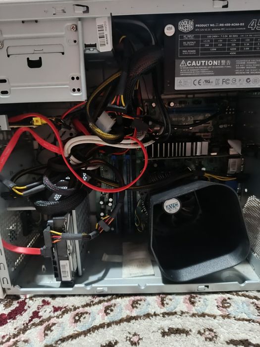 Vând PC "nu stiu ce componente are)