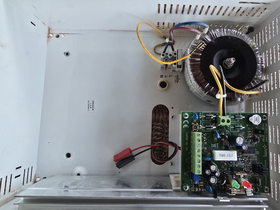 Sursă de alimentare tampon liniară Pulsar AWZ224 v2.0 (24V / 2A) - Nouă