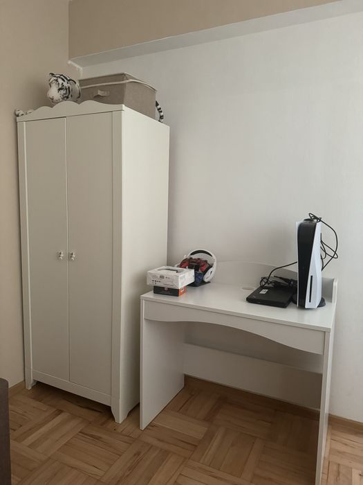 НАМАЛЕНО Бюро в бял цвят (с отвор за кабели и закачалка за чанта)