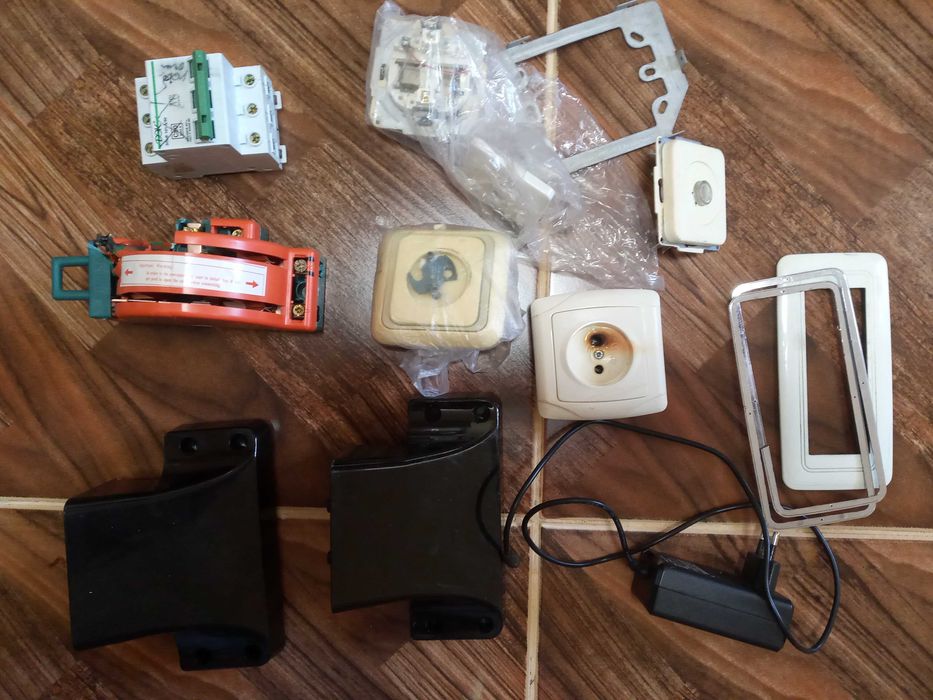 Запчасти для разных розеток и полурабочие автоматы.20тыс за все