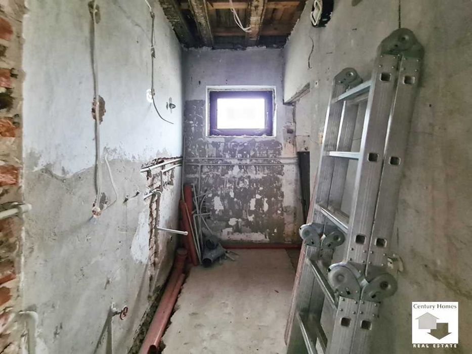 116287 Едноетажна къща с равен двор, кладенец и стопански постройки в с. Ресен