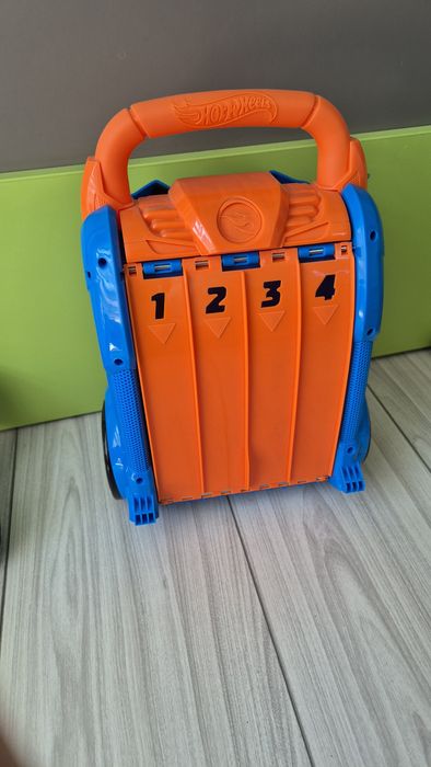 Valiza cu piste de curse si spatiu depozitare 20 masinute Hot Wheels