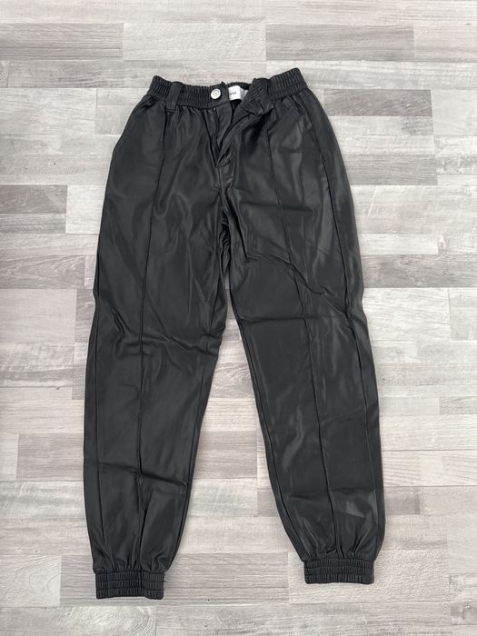 кожен черен панталон