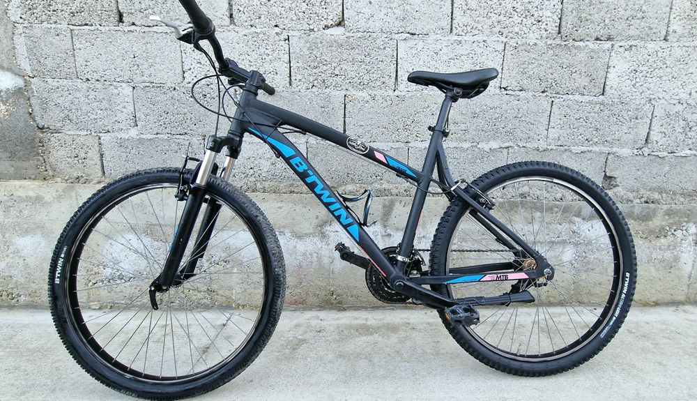 Продавам колело B'Twin черно