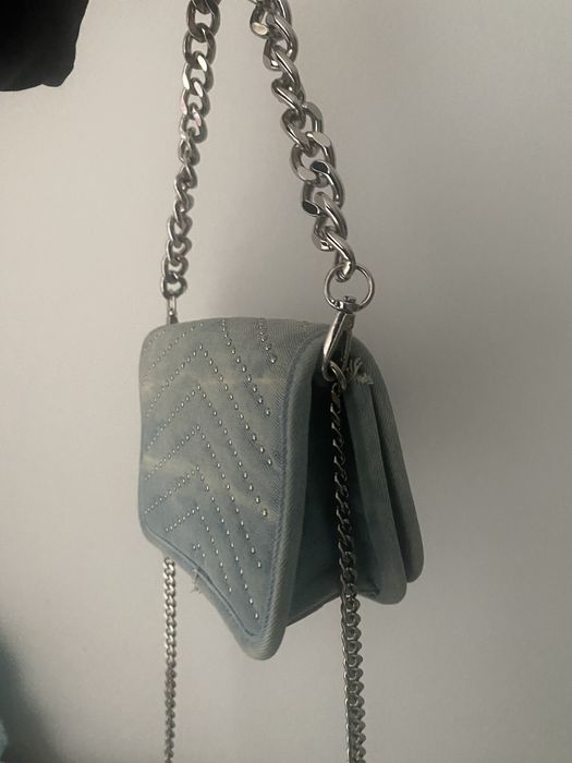 Дамска чанта на Bershka в сит цвят