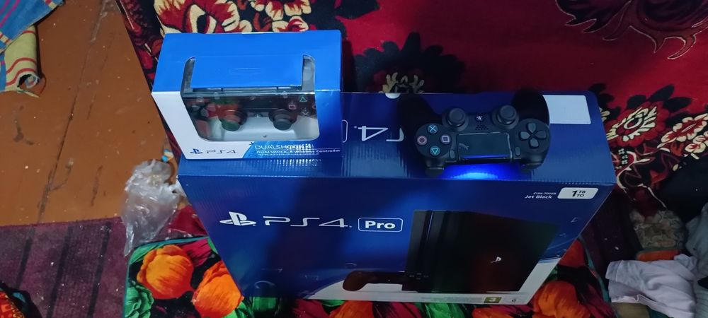 Продаю PS4 PRO есть игры