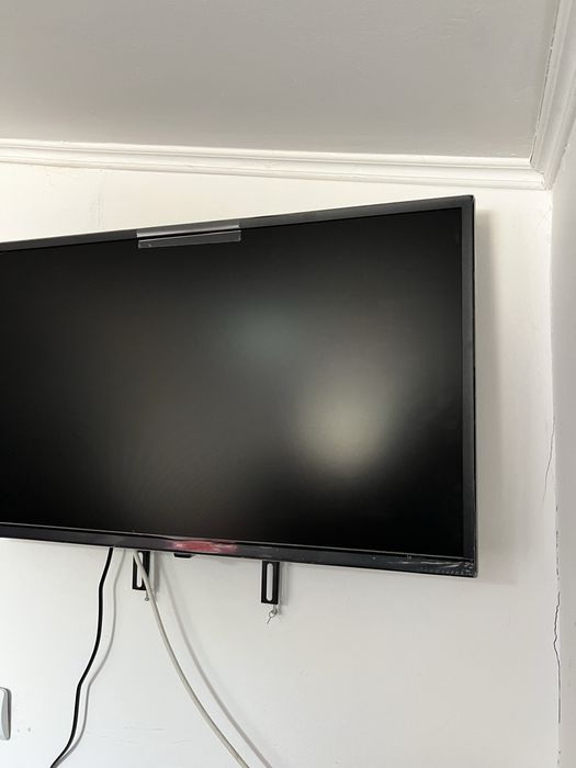 Vand televizor  marca NEI