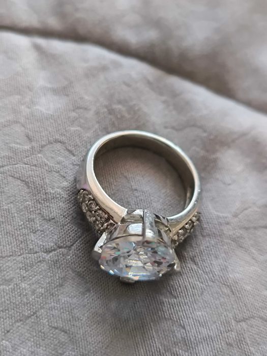 Сребърен пръстен с камък