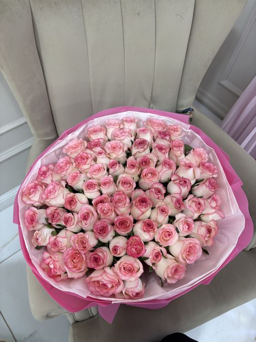 Розовые  цветы свежие………..