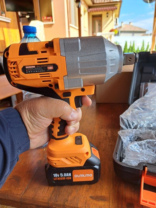 Акумулаторен ударен гайковерт от 1600nm и накрайник от 3/4