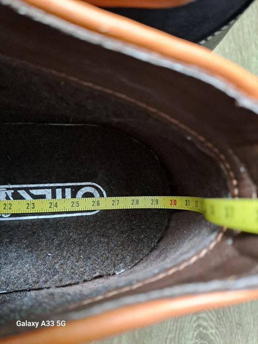 Vand ghete din piele naturala nabuc pentru bărbați.
În interior, din v