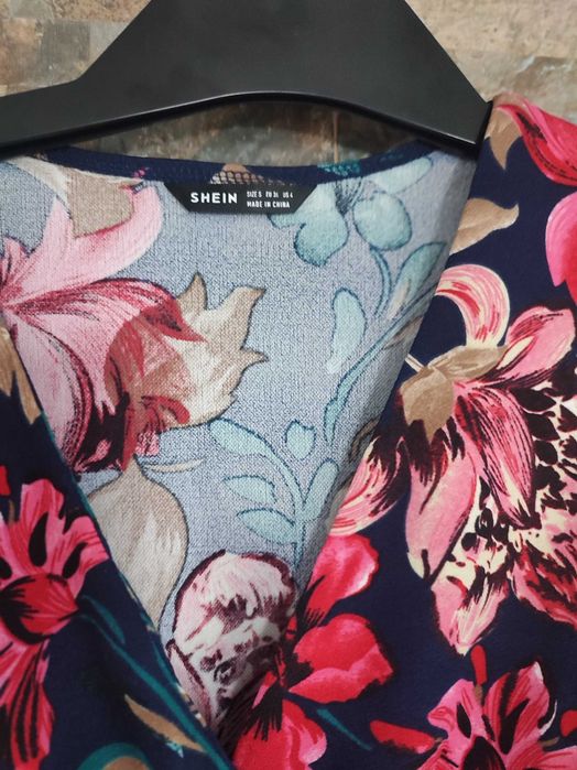 Красива, флорална рокля!