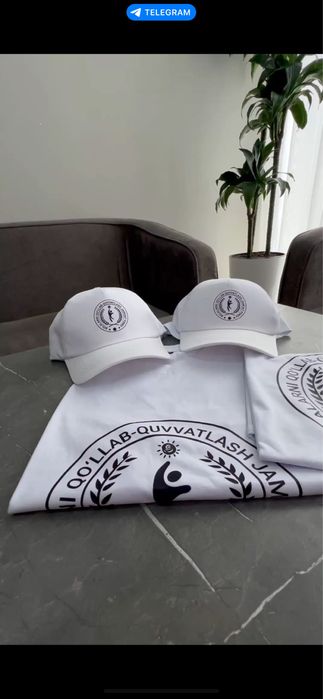 Futbolka, kepka, shopper.