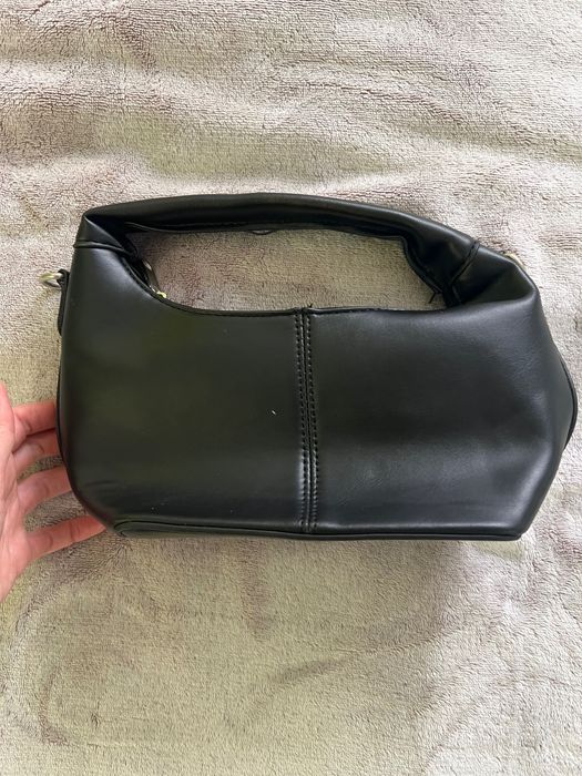 Малка черна чанта