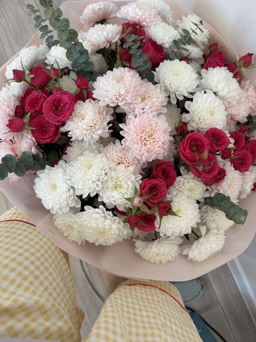 Цветы хризонтема и спрей роза