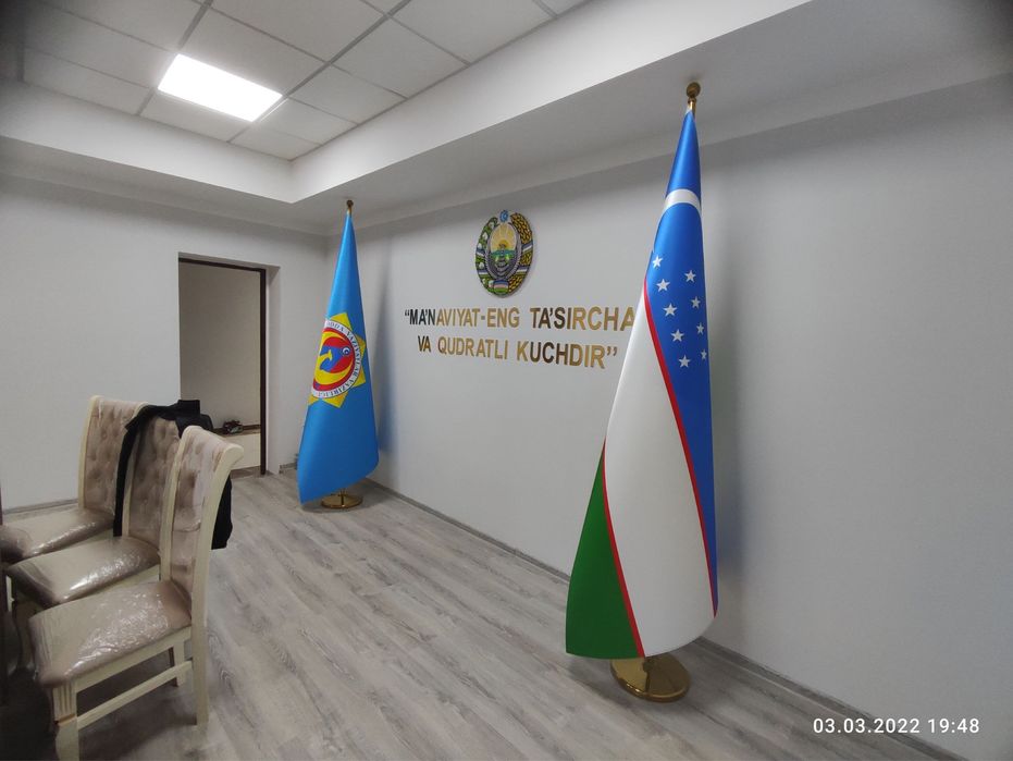 Bayroq xoxlagan turdagi ofis ishxona va kochalarga ilasigan bayroq