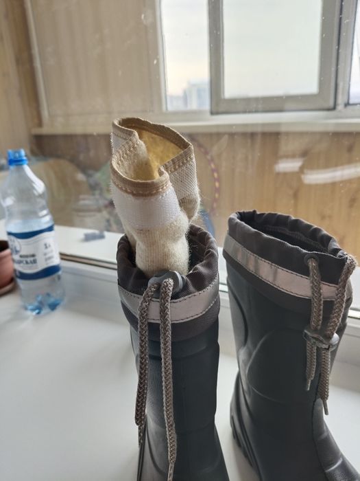 Резиновые сапожки.