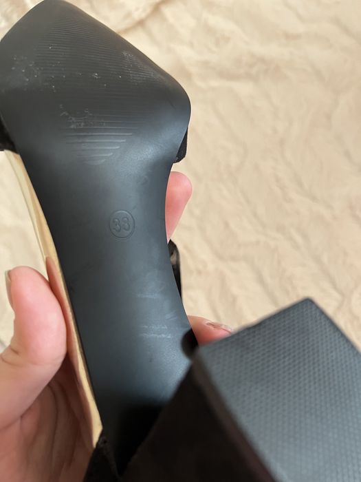 Pantofi negrii cu toc gros.