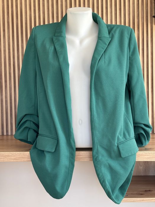 Зелен костюм без копчета