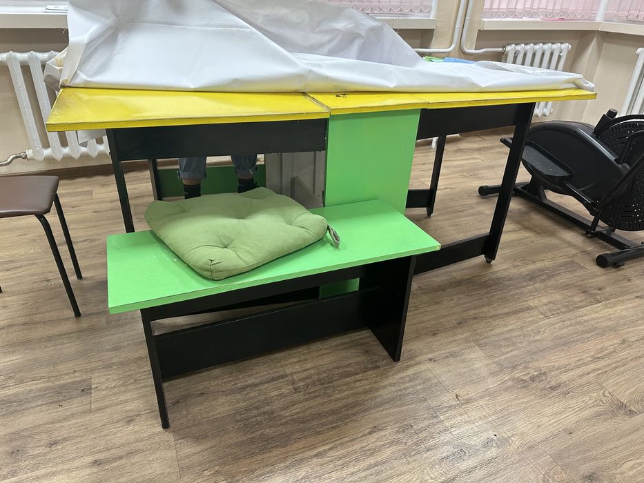 Стол со стульями