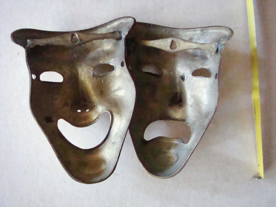 Два стари метални  предмета