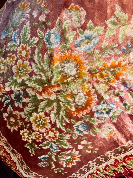 Cuvertură veche din catifea, model floral țesut