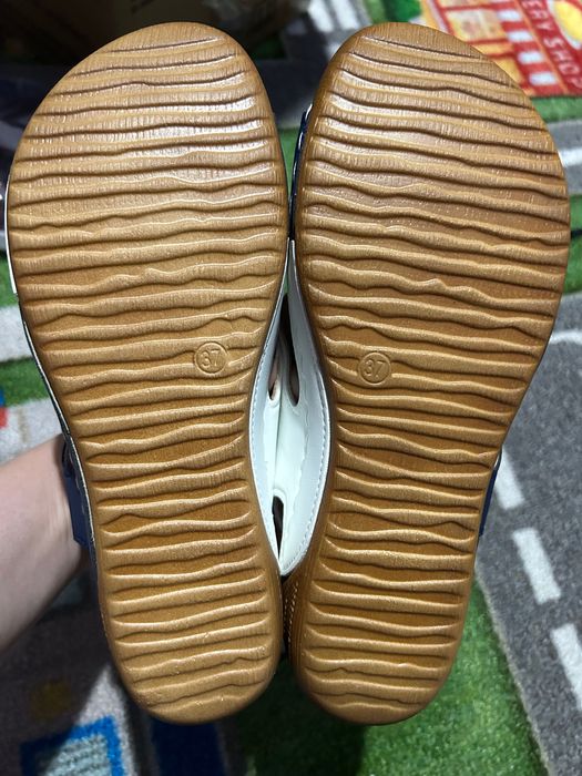 Нови обувки, различни номера