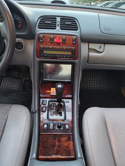 Мерцедес CLK 320- бензин -газ